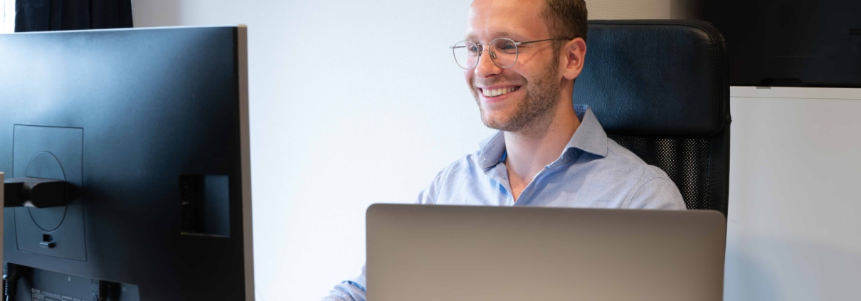 Collega van IT-consultancy bureau Identify in Amersfoort achter de computer aan het werk voor de kennis blog