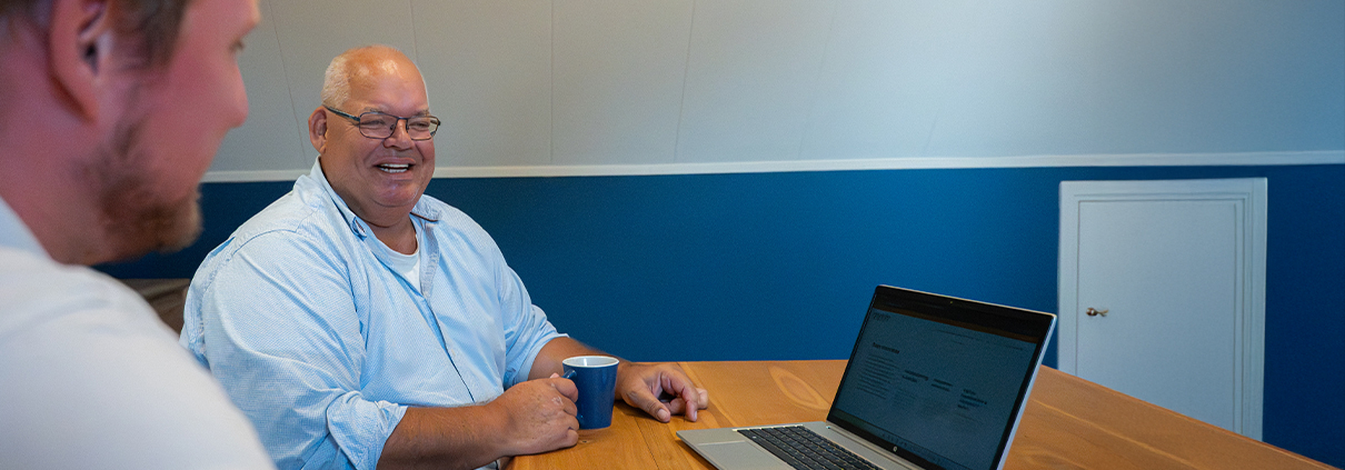 Test consultant in gesprek over de toekomst van software testen en AI op kantoor Identify Amersfoort