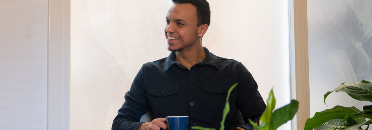 Test consultant in gesprek met Business Analist over laat opsporen van bugs, test automation en AI