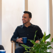 Test consultant in gesprek met Business Analist over laat opsporen van bugs, test automation en AI