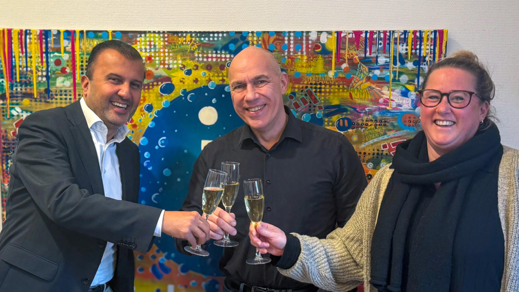 Identify en QRC Group tekenen officieel een strategische samenwerking. Shahrooz Safarghandi (CEO QRC) en Bart Watertor en Marleen Kleijn van de directie van Identify vieren het samen op kantoor in Amersfoort.